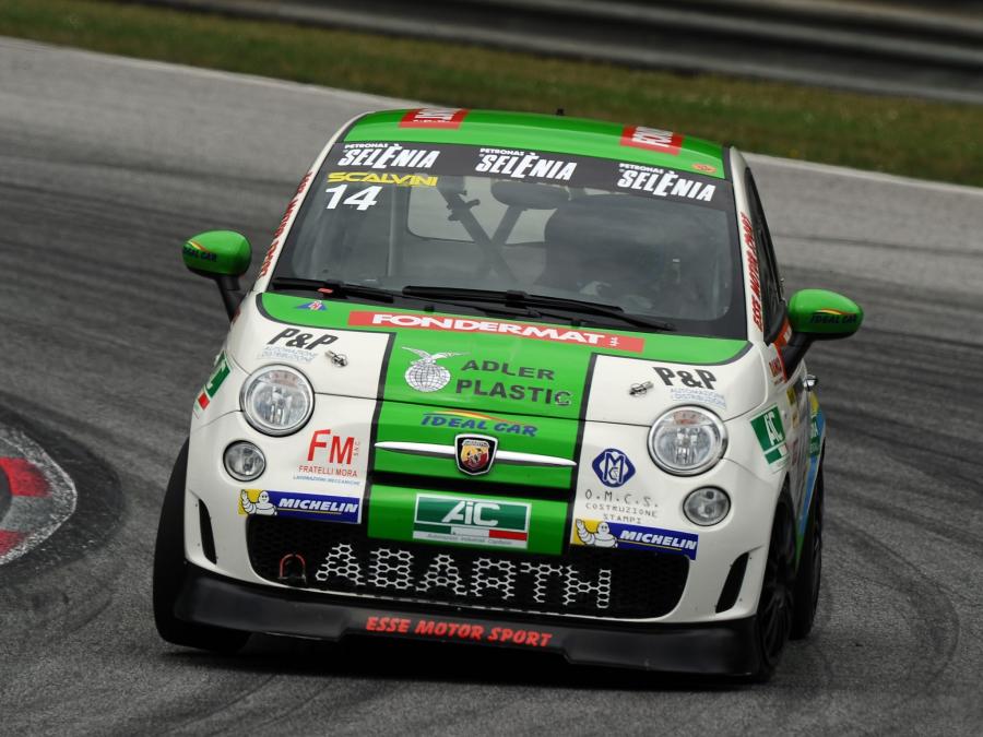  Abarth 695 Assetto Corse 2012 года  (фото 8 из 16)